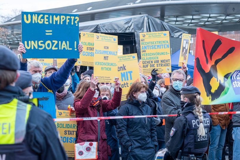 Impfgegner aus mehreren Ruhrgebietsstädten haben sich am Sonntag (06.03.2022) zu einer Protestveranstaltung, auf dem Cranger Kirmes-Platz in Herne (NW), versammelt. Die Teilnehmenden zogen von dort, unter Polizeibegleitung, durch die Wanner Innenstadt. Am Buschmannshof (im Bild) wurden sie von Gegendemonstranten, unter Federführung des Bündnis Herne, mit lautstarkem Gegenprotest empfangen.