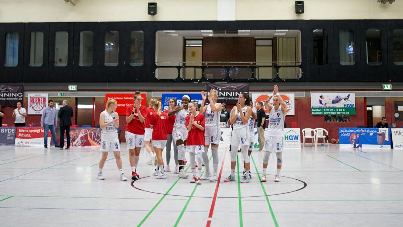 Konnten sich feiern lassen: Die HTC-Damen gewinnen gegen die SNP BasCats USC Heidelberg mit 66:64.
