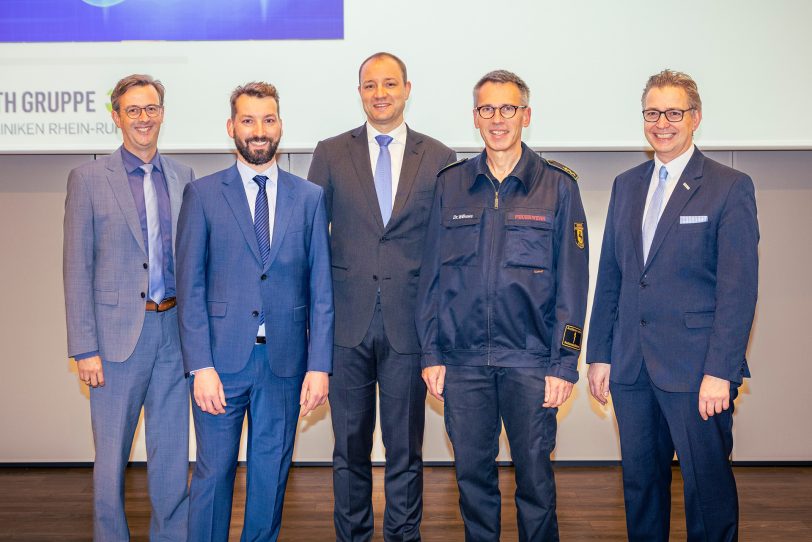 Prof. Dr. Christian Ukena, Klinikdirektor der Medizinischen Klinik II – Kardiologie / Angiologie des Marien Hospital Herne (3. v. l.), informierte gemeinsam mit weiteren Experten zum Thema plötzlicher Herztod.