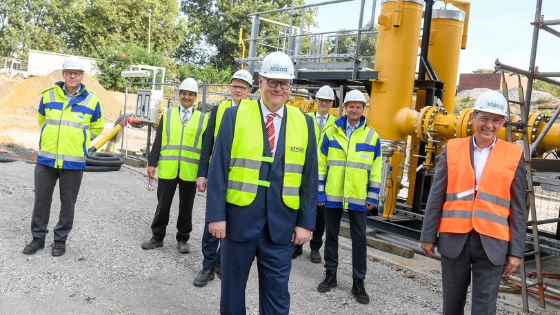 Nahmen an der Gasanschlussstation des neuen GuD-Kraftwerks dessen Erdgasversorgung gemeinsam symbolisch in Betrieb (v.l.): Dr. Thomas Gößmann (Vors. Geschäftsführung Thyssengas GmbH), Frank Wesler (Projektleiter GuD Herne bei Anlagenbauer Siemens Energy), Dr. Ralf Schiele (STEAG-Geschäftsführer für Markt und Technik), Joachim Rumstadt (Vorsitzender STEAG-Geschäftsführung), Tim Dawidowsky (Senior Vice President Project Excellence bei Siemens Energy), Jörg Kamphaus (kfm. Geschäftsführer Thyssengas GmbH) und Dr. Frank Dudda (Oberbürgermeister Stadt Herne).