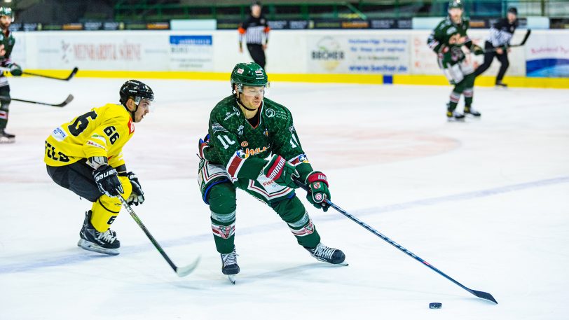 Alexander Komov (am Puck) traf zweimal für den HEV beim verdienten 5:1-Auswärtssieg in Krefeld.