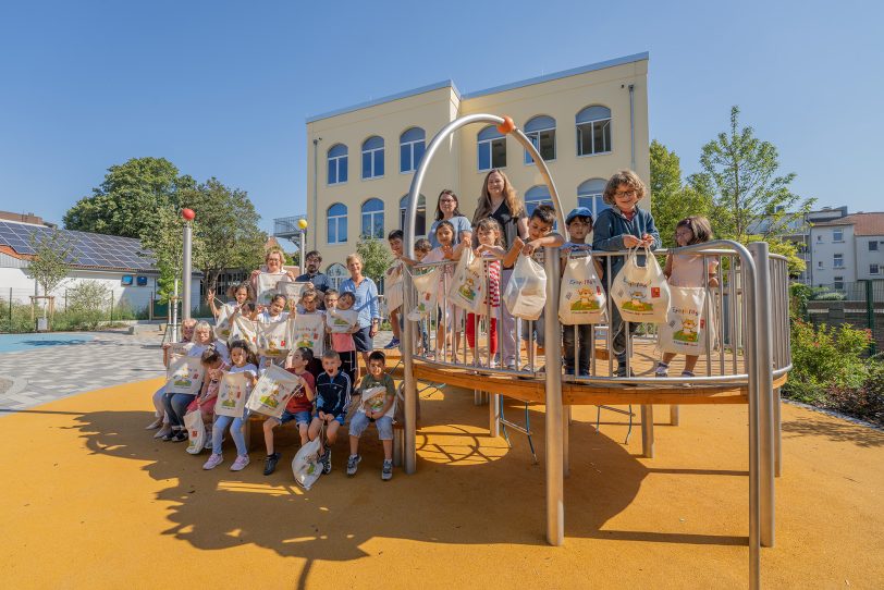 Die Kinder an der Galileo-Grundschule freuen sich über die Erstleser-Taschen.