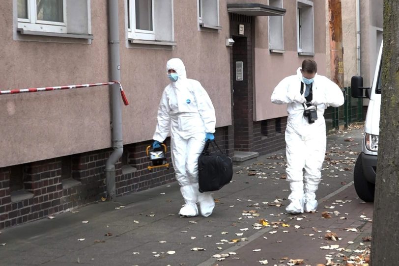 Die Kriminalpolizei war am Sonntag (15.11.2020) in einem Mehrfamilienhaus an der Bahnhofstraße im Einsatz.