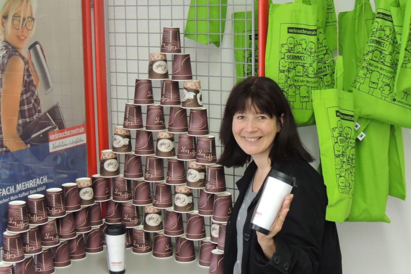 Silke Gerstler mit den Mehrweg-Bechern.