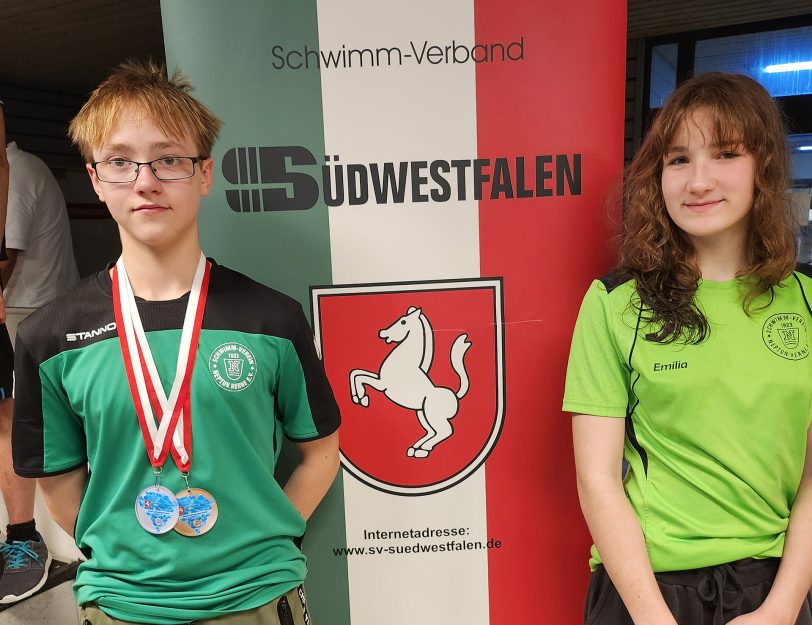 v.l. Fabian Schlie und Emilia Isabella Ronka – Neptun Schwimmer – erfolgreich bei den südwestfälischen Kurzbahn Bezirksmeisterschaften.