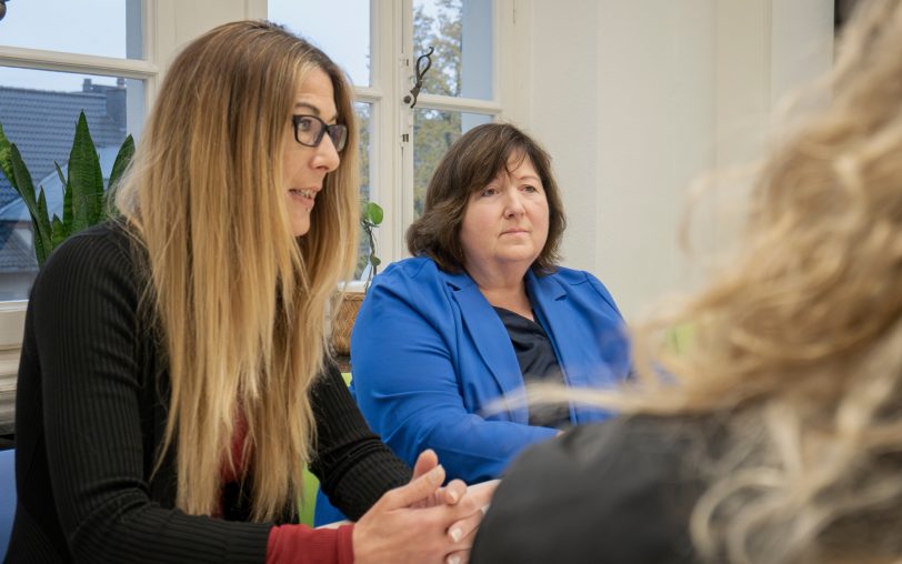 Dezernentin Stephanie Jordan und Annette Pradel (re.) wollen beide möglichst eine neue Kita-App herausbringen, die die Kommunikation mit den Eltern verbessern soll.