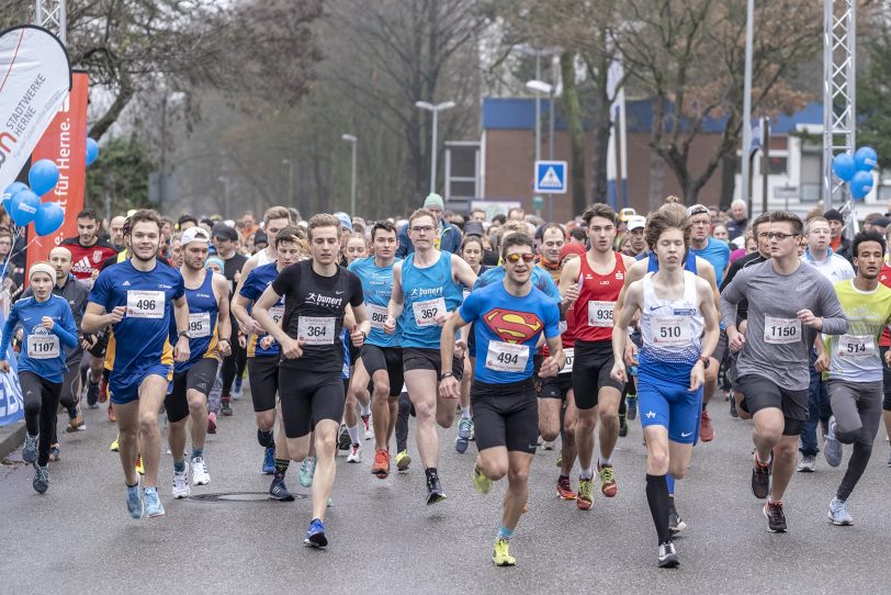 Der 41. Herner Silvesterlauf im Gysenberg in Herne: Start über die 5 km.