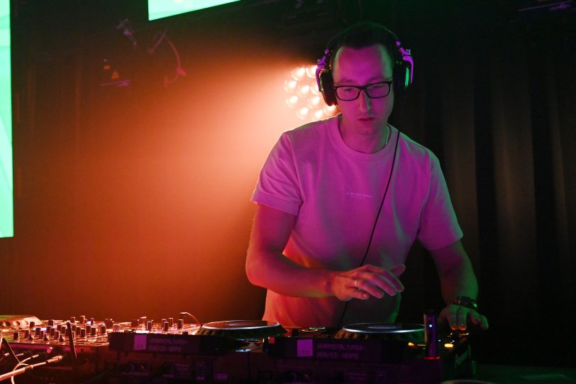 Ein DJ legt ein der Club-Halle auf.