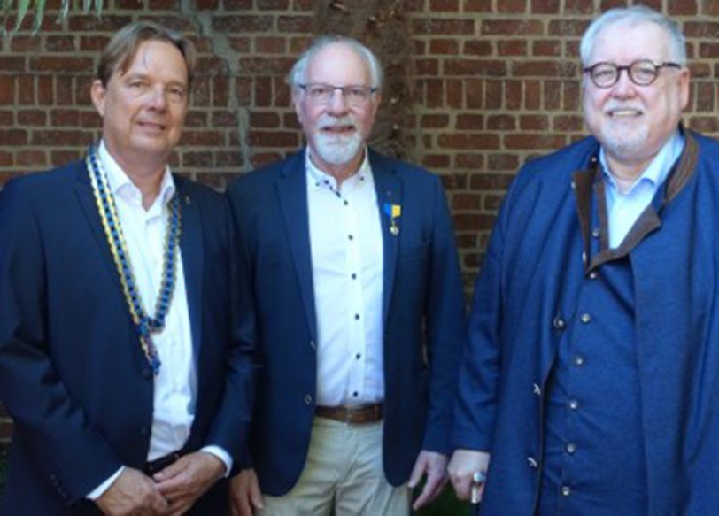 Lions Herne Emschertal: Präsidentenübergabe im Juli 2025 v.l. Carsten Kapala übernimmt das Amt von Dr. Jochen Grollmann, Peter Fricke (District Governor).