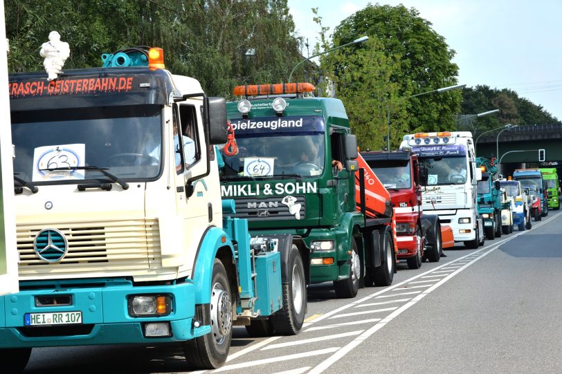 Kirmesoldtimer fahren von Bochum zum Cranger Kirmesplatz