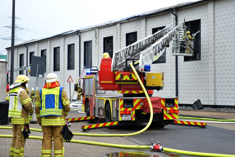 Großbrand einer Lagerhalle bei Remondis an der Hafenstraße Ecke Heerstraße.