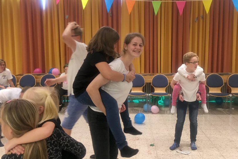 Wir Kinder feiern: in der Ev. Kirchengemeinde Wanne-Eickel, Bezirk Holsterhausen.