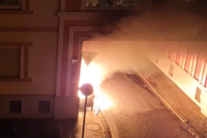 Mülltonnen brennen in einer Hauseinfahrt an der Düngelstraße.