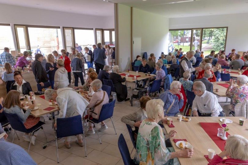 Beisammensein nach dem Pfingstgottesdienst 2024 in der Pfarrei St. Christophorus.