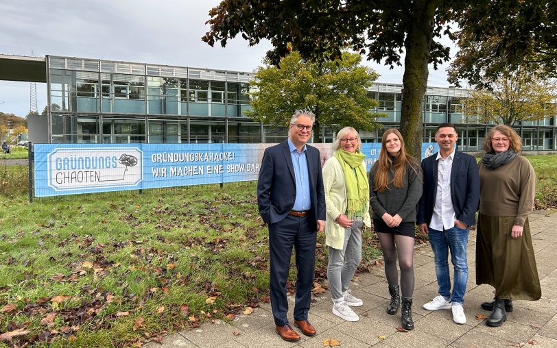 Vorstellung der neuen Ausgabe der Gründungschaoten, welche am Mittwoch, 7. November 2023, in den Flottmann-Hallen auftreten: (v.li.) Dr. Dirk Drenk, Kornelia Alles (beide Herne.Business), Leah Zymny (WortLautRuhr), Vedat Ergün (Fresh Cars) und Susanne Stegemann (Herne.Business).