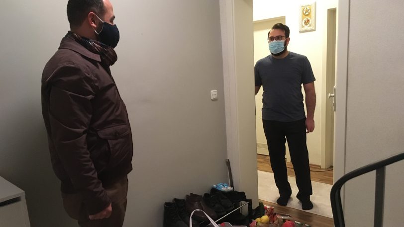 Die Islamische Gemeinschaft Herne 2 bringt Lebensmittel (unten im Bild) für Personen in Quarantäne vorbei.