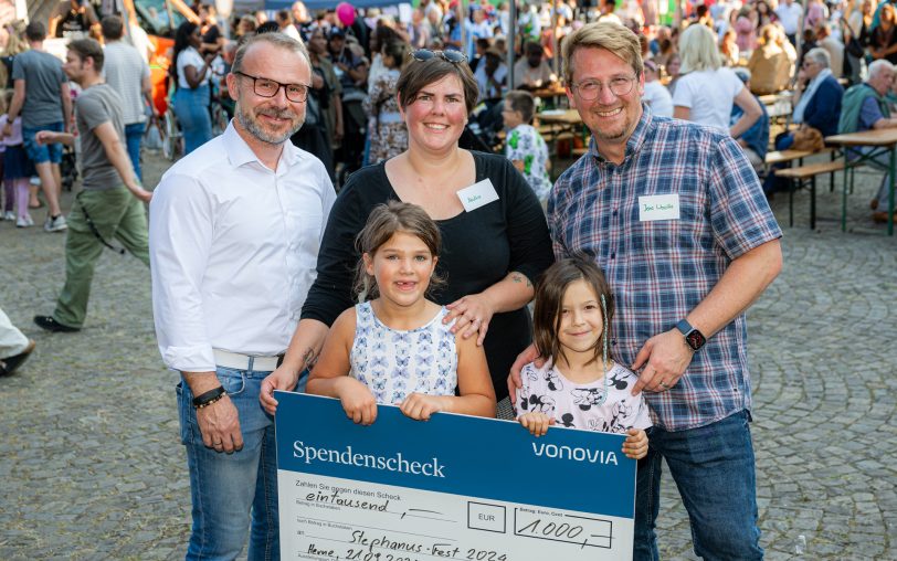 Vonovia Quartiersmanager Karl Cielontko (links) genoss gemeinsam mit den Organisatoren des Stephanusfestes, Nadine Hug und Jens Woelke sowie dessen Tochter Hannah und ihrer Freundin Emilia, die feierliche Stimmung in Herne-Holsterhausen.