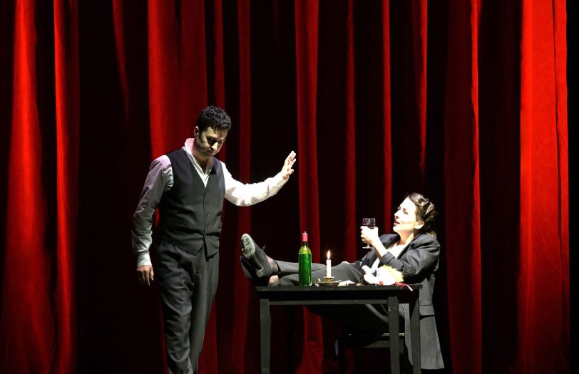 Hoffmann (Ovidiu Purcel) wehrt sich gegen die Ratschläge seiner Muse (Kimberley Boettger-Soller).