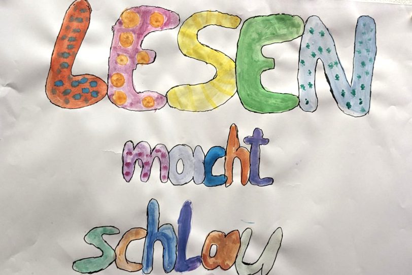 Für die Lese-Projektwoche an der Grundschule Laurentius haben Schüler eigene Plakate gestaltet.