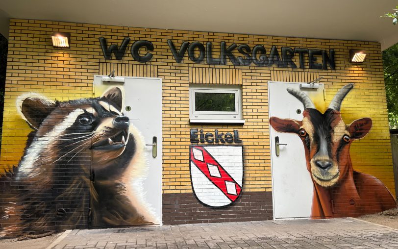 Waschbär, Ziege und das Eickeler Stadtwappen: Die neue verschönerte Toilettenanlage im Eickeler Volksgarten.