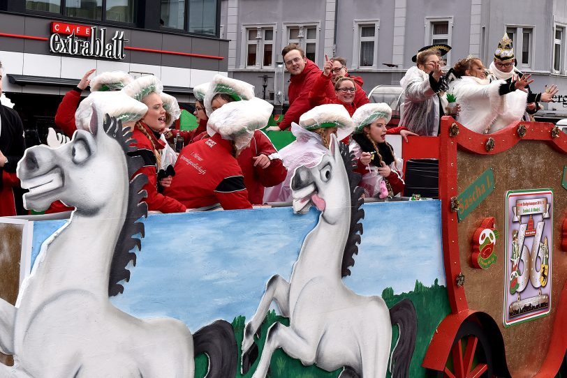 Der Rosenmontagszug am Robert-Brauner-Platz.
