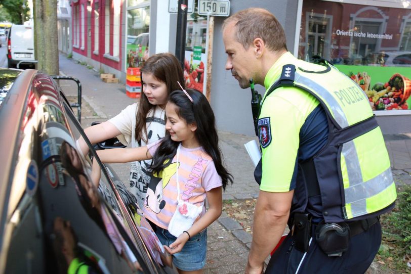 Am Donnerstag (29.8.2024) veranstaltete die Verkehrswacht Wanne-Eickel zusammen mit der Polizei Bochum und der HCR an der Grundschule "Galileo-Schule" eine Schulanfangsaktion für alle vier Jahrgangsstufen.