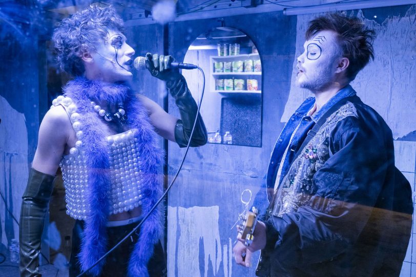 Guzman (Dominik Dos-Reis), hier mit dem Musiker George Dhauw im Schmuddel-Klo, übernimmt in Bochum den Part der düpierten Elvira.