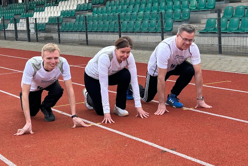 Sie laufen sich bei eisigen Temperaturen schon mal für den 12. St. Elisabeth-Firmenlauf warm: (v.li.) Veranstalter Mika Menzel, Dr. Sabine Edlinger (Geschäftsführung St. Elisabeth-Gruppe) und Rüdiger Döring, Fachbereich Sport.
