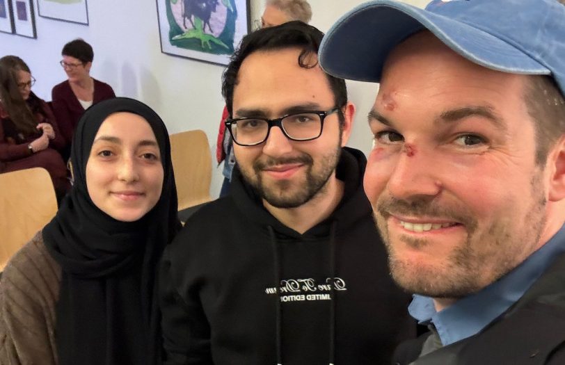 Max Czollek (l.), hier bei einer Lesung im im Heimatmuseum Unser Fritz, kommt zur Islamischen Gemeinde.
