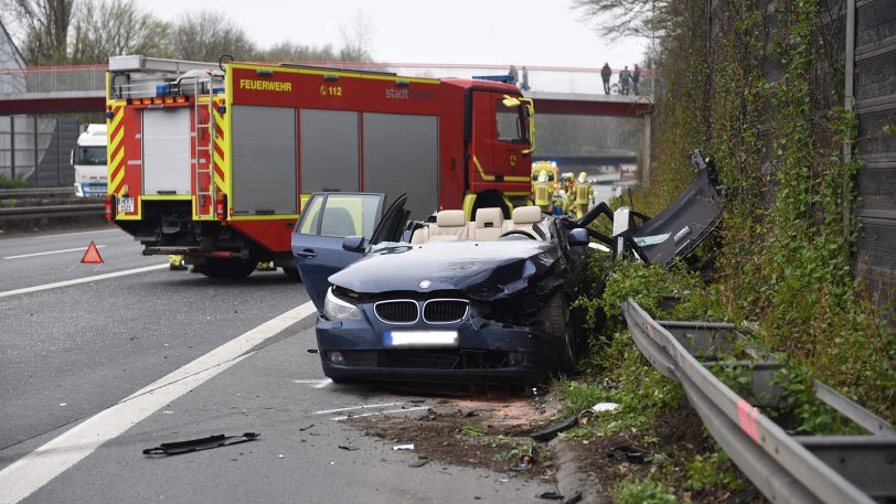 Das Wrack des Wagens nach dem Unfall auf der A 42 am Freitag (20.3.2020).