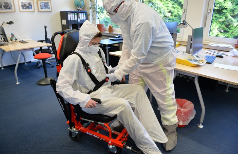 Kevin Siderczyk holt den Coronapatienten aus der Redaktion. im Bild: Kevin Siderczyk und unser Redakteur Marcel Gruteser.