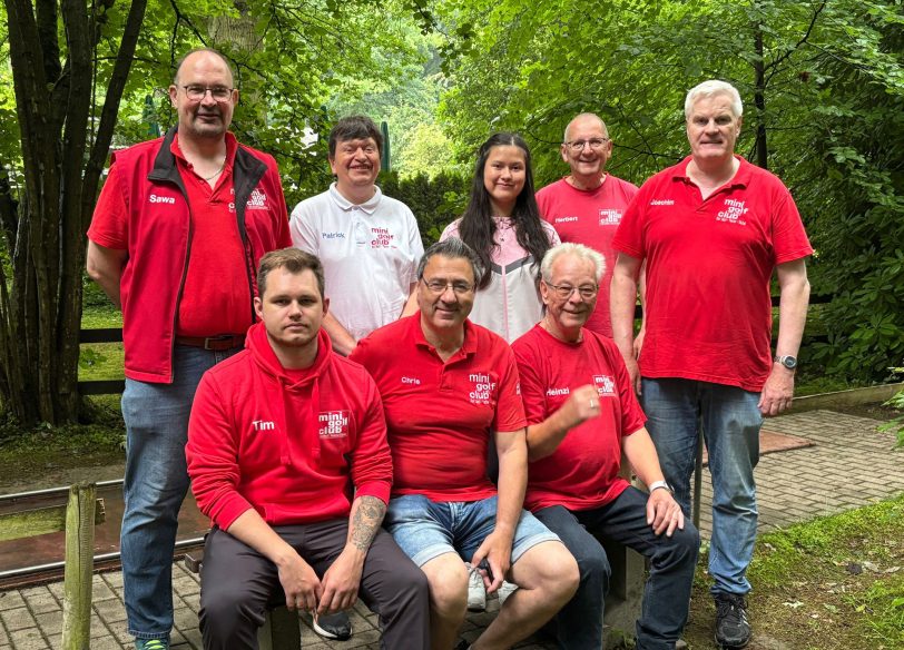Minigolfer MGC stehend v.l. Ralf Sawartowski, Patrick Knoll, Sonja Knoll, Herbert Otto, Joachim Fröhner. sitzend v.l. Tim Emmendörffer, Chris Kougioumtzidis, Heinz Pribyl.