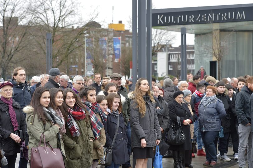 Besucher der Shoah-Gedenkfeier bei der Schweigeminute .