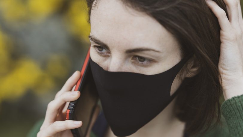 Maskenpflicht und 3G-Regel bei Versammlungen im Freien bleiben bestehen (Symbolbild).