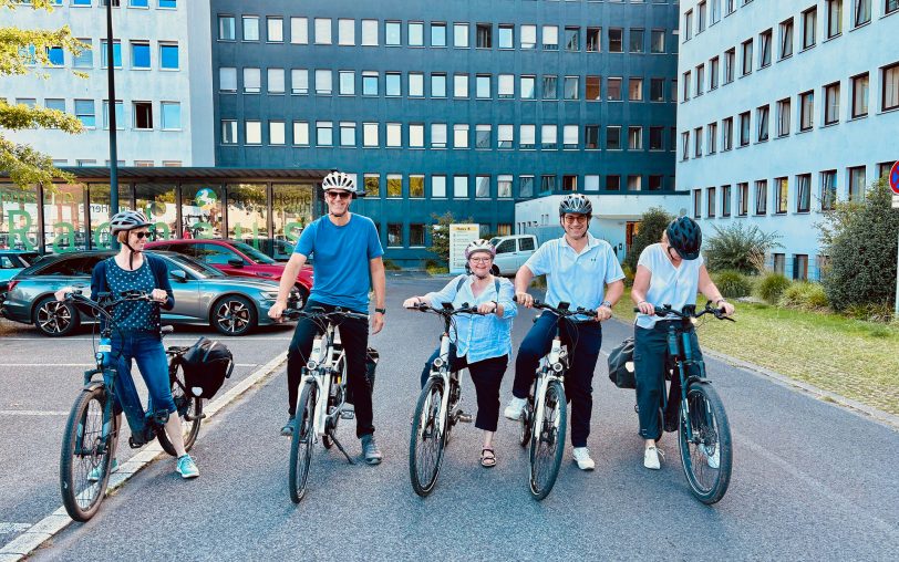 Der neue Kämmerer Marc Alexander Ulrich (2.v.r.) und Christian Keller (2.v.l.), Chef der HSM, fuhren mit einer Radtour zu mehreren Kitas und Schulneubauten. Mit dabei waren (Mitte) Tanja Wasmuth, Leiterin Fachbereich Schule und Weiterbildung, und Heike Hütter (li.), Abteilungsleiterin Kitabetreuung.