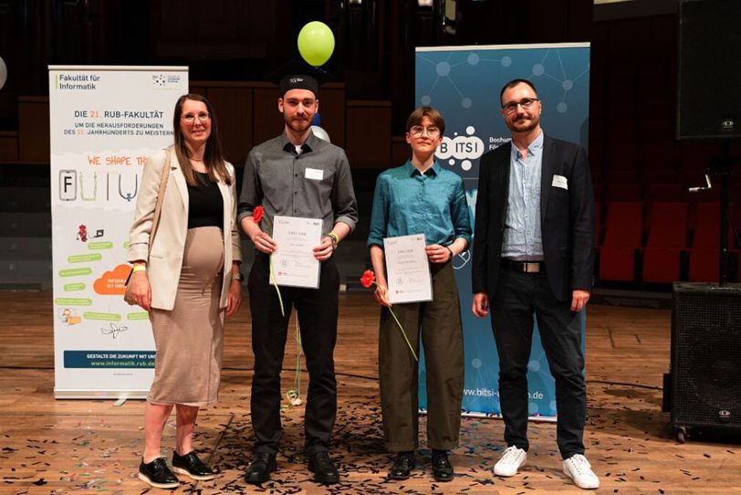 Übergabe Preis Akademische Jahresfeier Informatik RUB 2025. v.l. Sonja Tietz, Human Ressources G DATA, die Preisträger Elias Radtke und Mariia Mutovkina, Stefan Hausotte, Head of Threat Intelligence & Infrastructure bei G DATA.