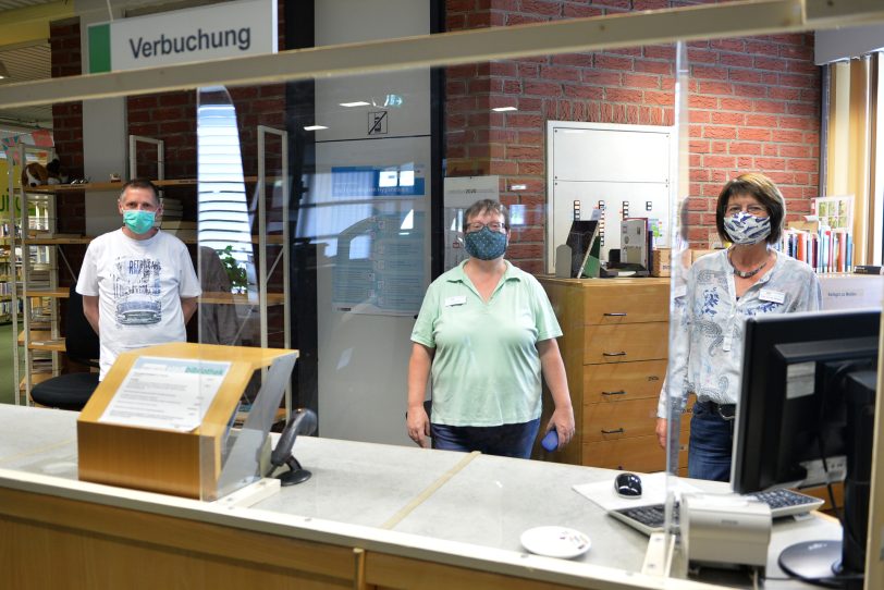 Die Mitarbeiter der Stadtbibliothek am 1. Tag (27.4.2020) nach der fünfwöchigen Schließung, die das Corona-Virus erforderlich machte. Das Team um Leiterin Ingrid von der Weppen steht hinter der Plexiglas-Scheibe bereit um die Kunden zu empfangen (Archivbild).