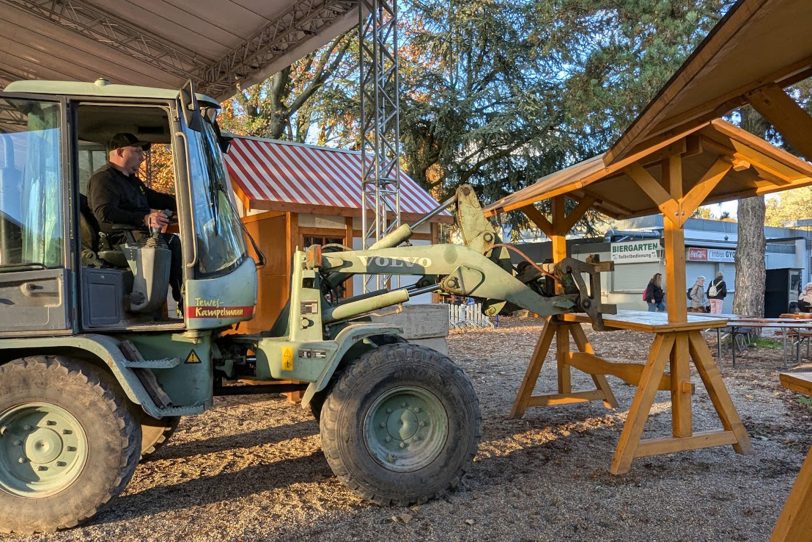 Der Aufbau vom LM:V Weihnachtsmarkt am Gysenberg läuft: Noch herrscht goldenes Oktoberwetter, von Weihnachtstimmung keine Spur. Los geht es am Donnerstag, 14. November 2024.