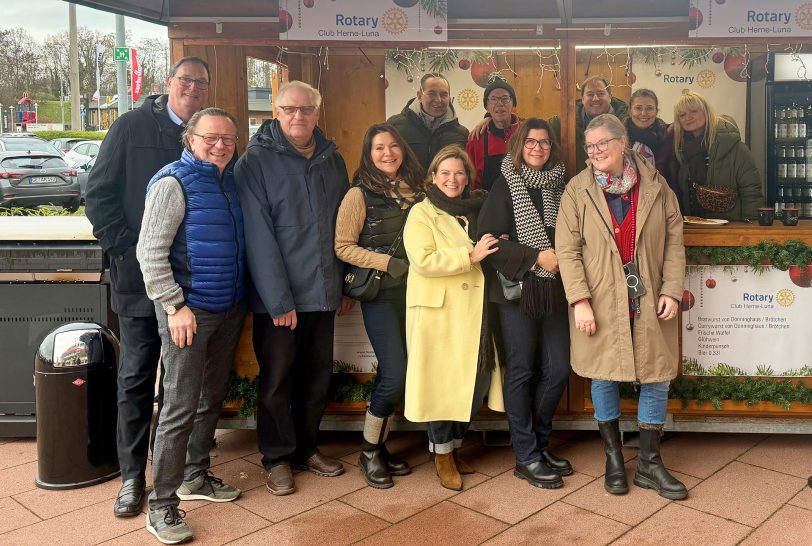 Rotary Club Herne-Luna sammelt 1.700 Euro für soziale Projekte. v.l. Dirk Melches, Urs Bischof, Klaus Graf, Cordula Klinger-Bischof, Paloma Legnaro, Barbara Schugt, Anna Melches. hinten v.l. Ansgar Montag, Ulrich Wiechen, Marc Sablinski, Luljeta Korca, Sabine Sablinski.