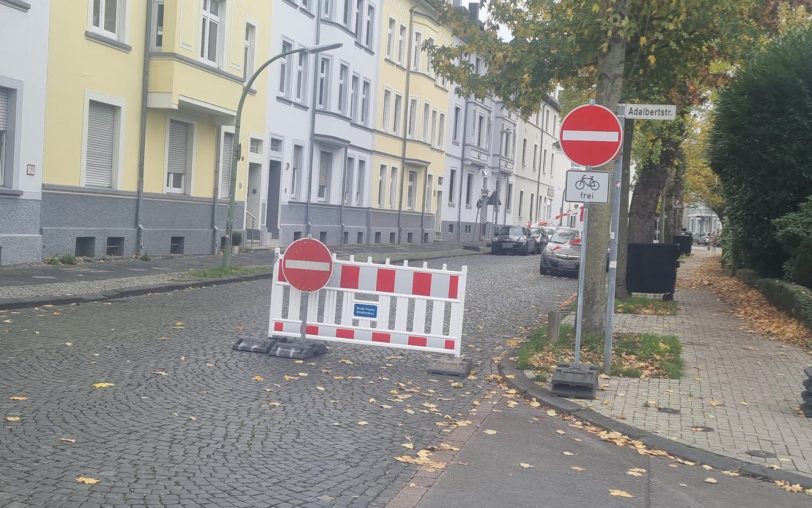 So sah es ab Freitagvormittag (31.10.2025) aus: Die Stadt reagierte mit einem Schrankenzaun und symbolisiert so noch deutlicher, dass hier keine Durchfahrt mehr erlaubt ist.