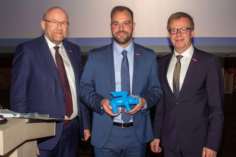 Berthold Schröder (l.), Präsident der HWK Dortmund, und Carsten Harder (r.), Hauptgeschäftsführer der HWK Dortmund, gratulieren dem neuen Geschäftsführer Tobias Schmidt zu seiner Wahl.