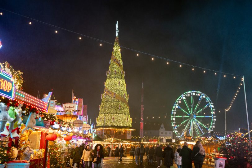 Zwei Millionen LEDs funkeln alleine am Weihnachtsbaum, wenn er abends eingeschaltet ist (Archivbild).