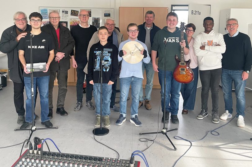 Die „Kellerkracher“ in ihrem Proberaum mit den Mitgliedern des Sportstammtisches (von links): Jochen Schübel, Heinz Niehoff, Heinz Huschenbeth, Arnd Scheibe und Adi Plickert (hinten von li.) sowie Musikschul-Lehrer Heinrich Altemeier (hinten, 3. von li.) und Lehrerin Eva Blumberg.