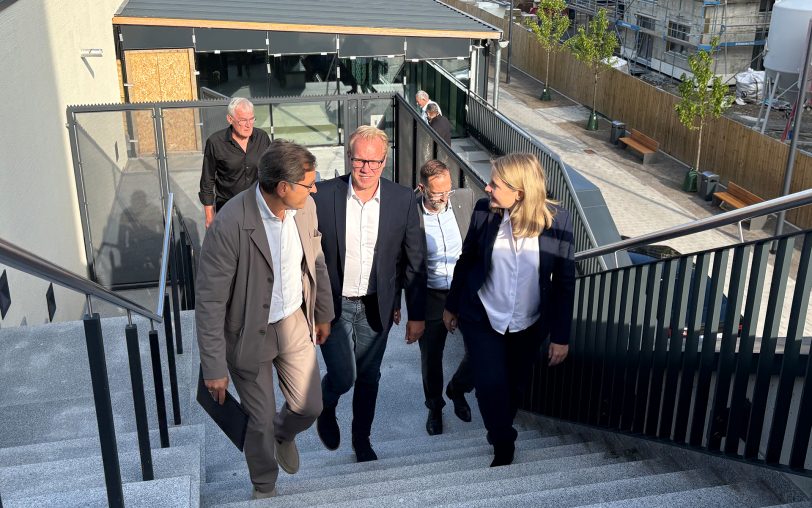 Verena Hubertz (SPD, re.) kam überpünktlich am Kaiserquartier in Baukau an und ging dann mit (v.li.) OB Dr. Frank Dudda und Hendrik Bollmann (SPD-Bundestagsabgeordneter) auf die Dachterrasse.