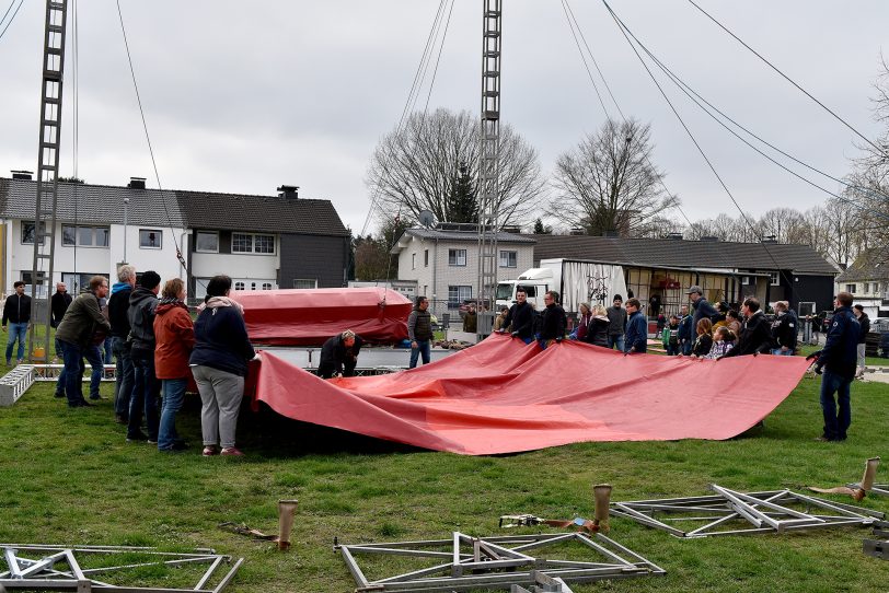 Eltern und Lehrer der Kolibri Schule bauen gemeinsam mit den Artisten das Zirkuszelt auf.