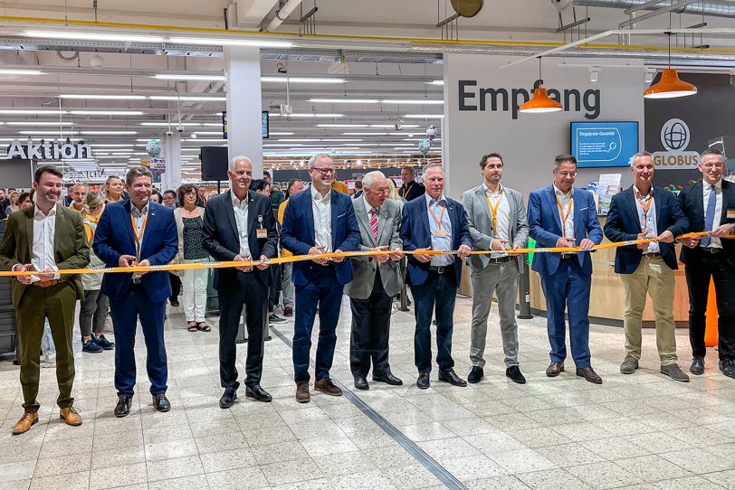 Banddurchschnitt für die Markthalle von Globus in Bochum-Riemke mit (2.v.l.) Thomas Godratschke, Geschäftsführer Globus Markthallen und (4.v.l.) Rouven Beeck, Geschäftsführer Wirtschaftsentwicklung Stadt Bochum.