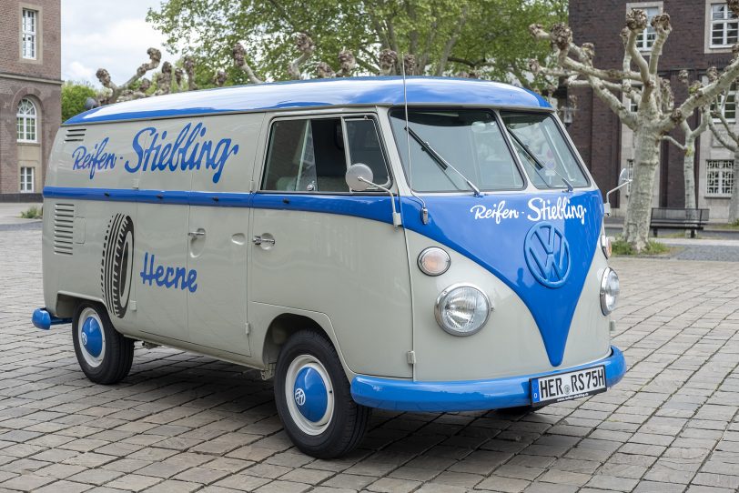 Auf dem Rathausplatz: der VW Bus T1 von Reifen Stiebling.