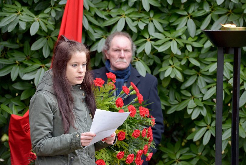 Gedenken an die Opfer. Dajana Schindler (DGB), Wilfried Kohs (Verdi).