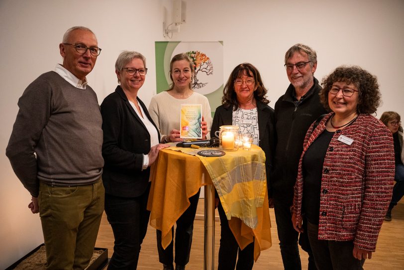 Zusammen dabei: (v.li.) Pfarrer Frank Obenlüneschloss (Vorsitzender Förderverein), Karola Rehrmann (Koordinatorin Hospizdienst), die Autorin Katharina Afflerbach, Karin Leutbecher (Koordinatorin Hospizdienst) und Pfarrer a.D. Walter Tschirch (Beirat Förderverein).