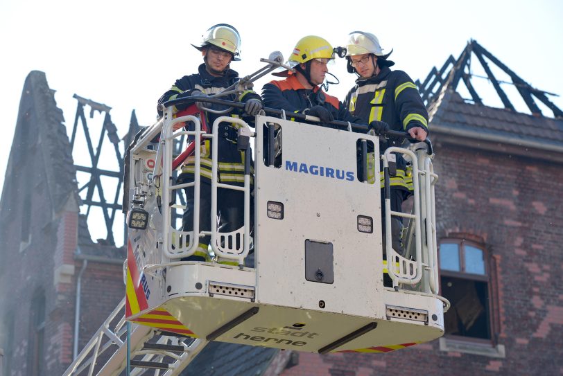 Erneute Nachlöscharbeiten am Gemeindehaus in Eickel.